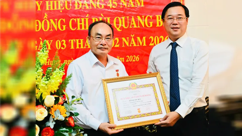 Lãnh đạo TPHCM trao Huy hiệu Đảng đến Thượng tướng Bùi Quang Bền