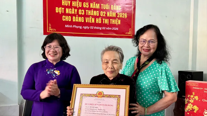 Phó Bí thư Thành ủy TPHCM Văn Thị Bạch Tuyết trao Huy hiệu 65 năm tuổi Đảng 