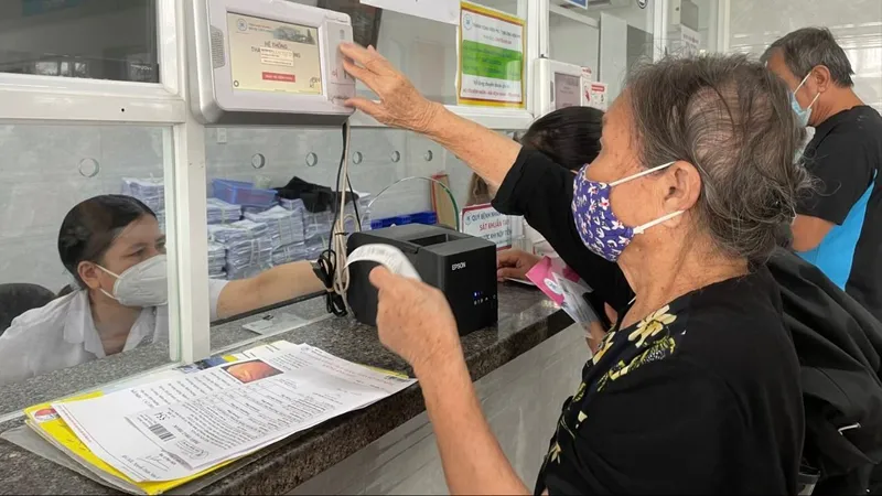 Người dân đăng ký khám chữa bệnh tại Bệnh viện Thống Nhất