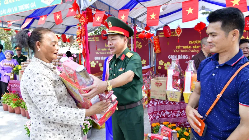 Ấm áp nghĩa tình “Tết Quân – Dân” trên xã đảo Thạnh An