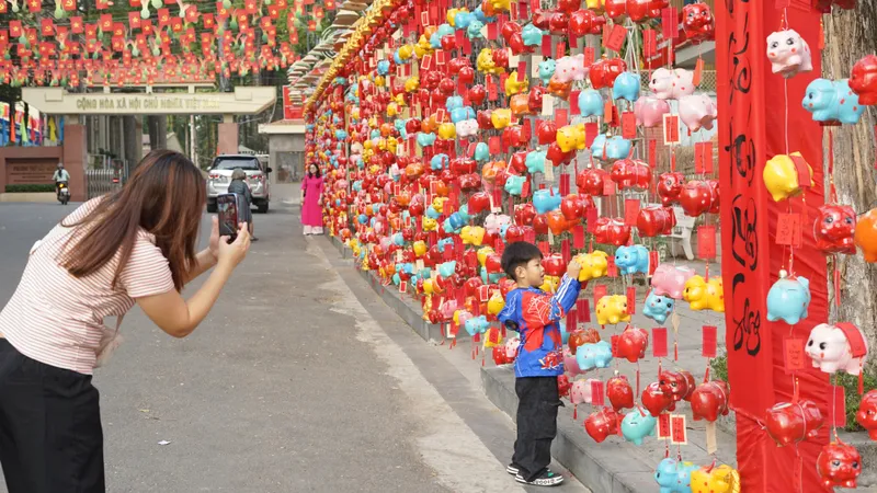 Độc đáo con đường được trang trí bằng hàng ngàn heo đất