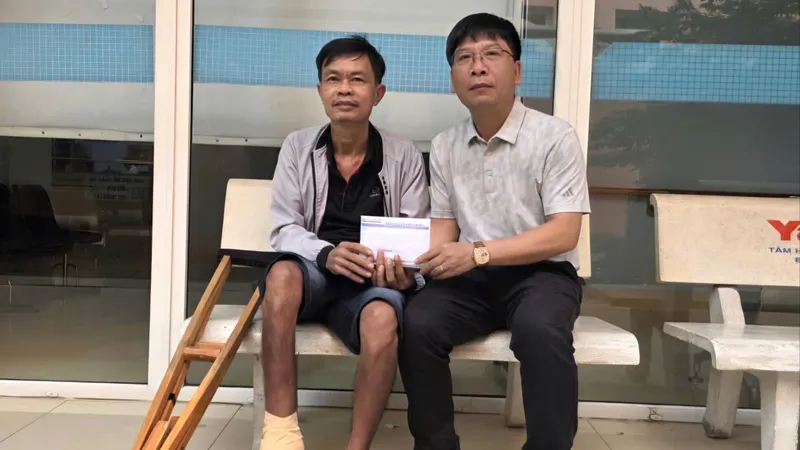 Trao 25 triệu đồng giúp bệnh nhân Lê Văn Toán