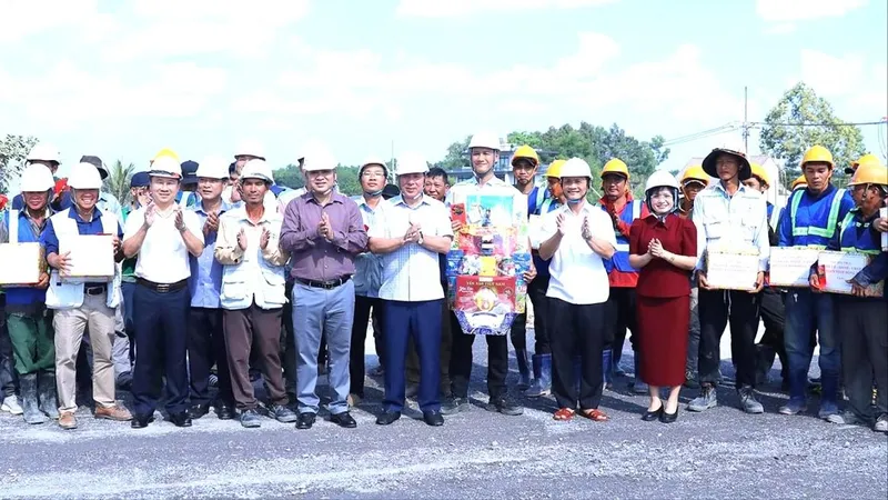 Chủ tịch UBND tỉnh Đồng Nai chúc tết công nhân thi công đường cao tốc Biên Hòa - Vũng Tàu