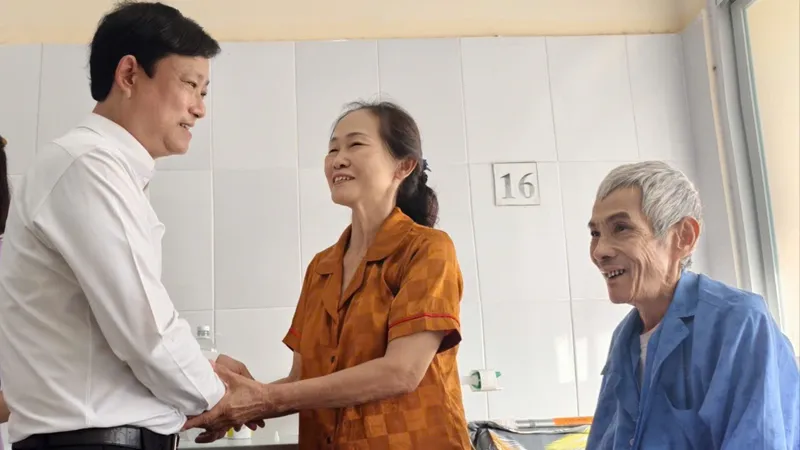 Chủ tịch HĐND TPHCM Võ Văn Minh thăm, chúc tết các đơn vị trực giao thừa