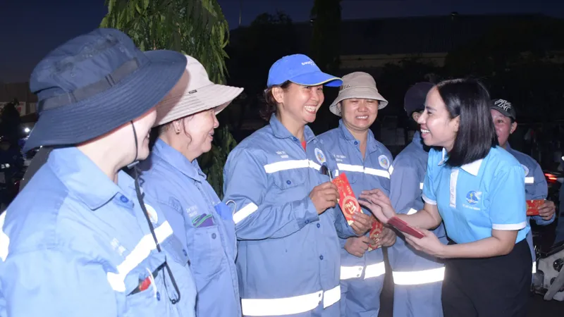 Lãnh đạo Hội LHPN TPHCM thăm, động viên lực lượng làm nhiệm vụ xuyên tết