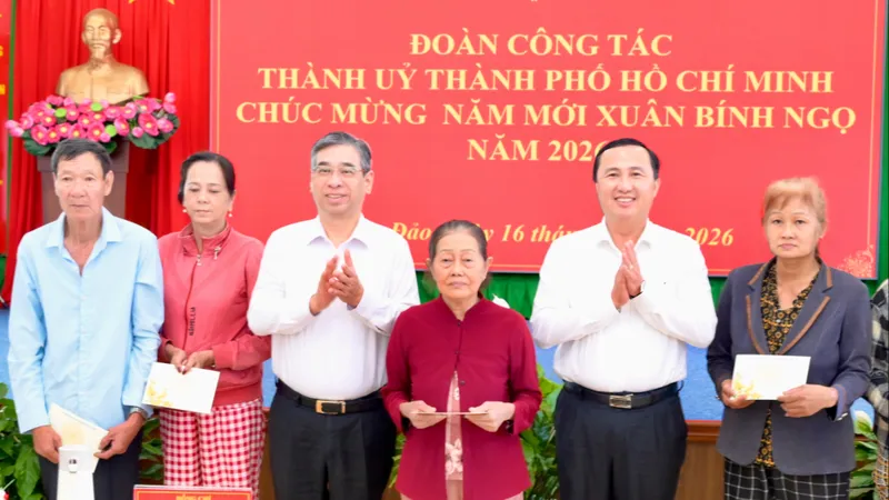 Những phần quà tết nghĩa tình đến tay người dân Côn Đảo