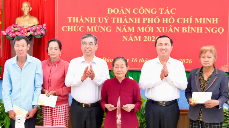 TPHCM trao hơn 3 triệu phần quà tết đến người dân