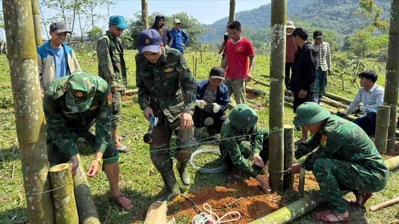Bộ đội Biên phòng khẩn cấp dựng nhà tạm giúp người dân sau hỏa hoạn