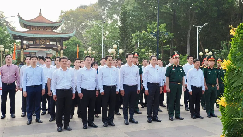 Đoàn lãnh đạo Đảng, Nhà nước và TPHCM dâng hoa, dâng hương tại Đền tưởng niệm liệt sĩ Bến Dược