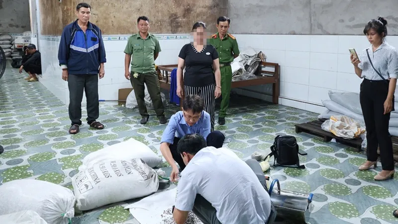 Lực lượng chức năng lấy mẫu giám định