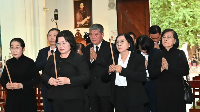 Đoàn lãnh đạo TPHCM viếng Đức Hồng y Gioan Baotixita Phạm Minh Mẫn