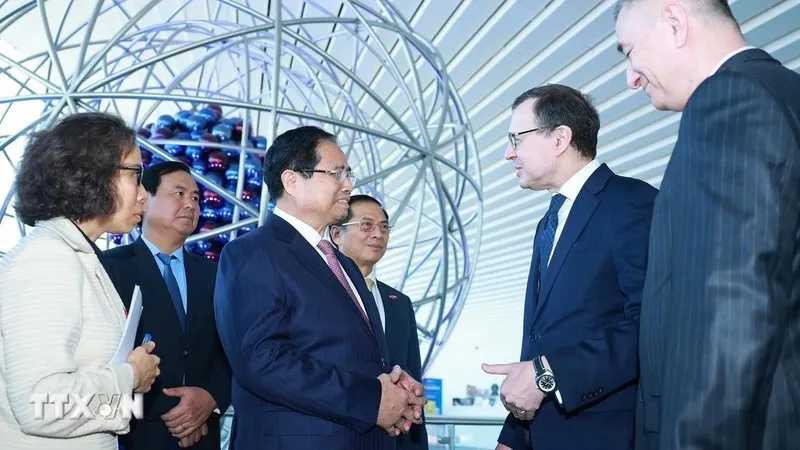 Thủ tướng Phạm Minh Chính tham quan Triển lãm hạt nhân tại Moscow. Ảnh: TTXVN