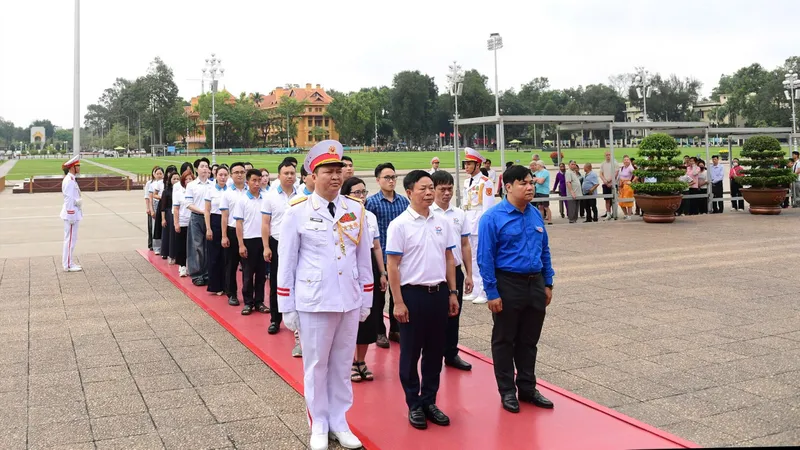 Đoàn đại biểu về dự Giải thưởng Gương mặt trẻ Việt Nam tiêu biểu và triển vọng năm 2025 vào Lăng viếng Bác