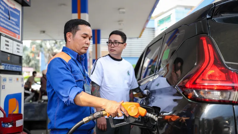 Giá xăng dầu giảm mạnh từ 14 giờ ngày 25-3