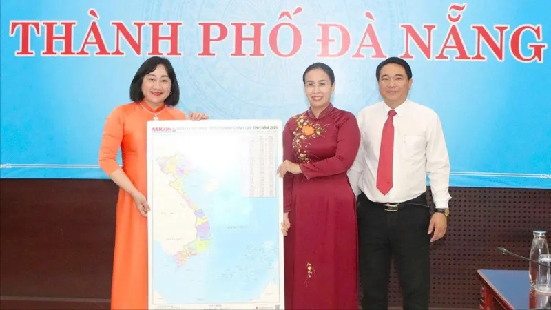 Chương trình "Trao tặng bản đồ đất nước - Tự hào dấu ấn non sông" đến với TP Đà Nẵng