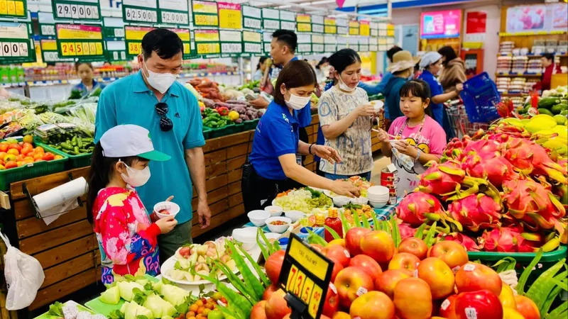 Nhiều người dân lựa chọn mua hàng hoá tại các điểm bán của Saigon Co.op. Ảnh: MINH XUÂN