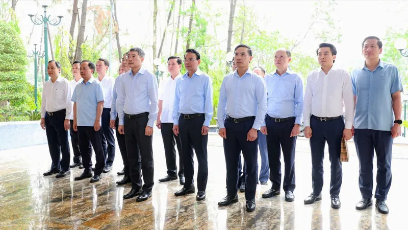 Thủ tướng Lê Minh Hưng dâng hương tại Khu di tích Ngã ba Đồng Lộc