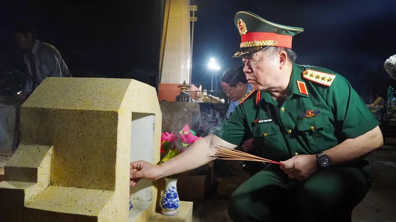 Đại tướng Nguyễn Trọng Nghĩa dâng hương tưởng niệm các anh hùng liệt sĩ ở Gia Lai