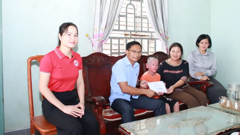 Gia Lai: Trao tiền hỗ trợ đợt 2 cho học sinh mắc bệnh vảy cá bẩm sinh