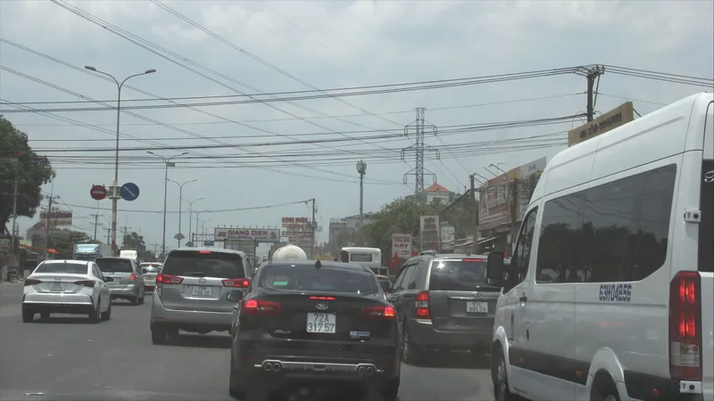 Tháo dỡ xong 2 trạm thu phí, quốc lộ 51 vẫn kẹt cứng dịp nghỉ lễ
