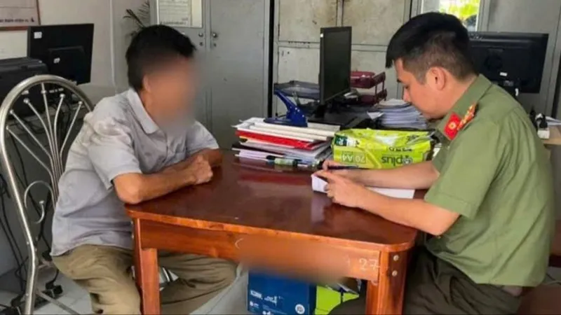 Công an phường Xuân Lộc làm việc với trường hợp bình luận nội dung thông tin sai sự thật trên không gian mạng