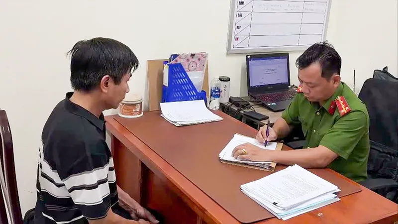 Công an làm việc với người đàn ông "quăng chó vào shipper"