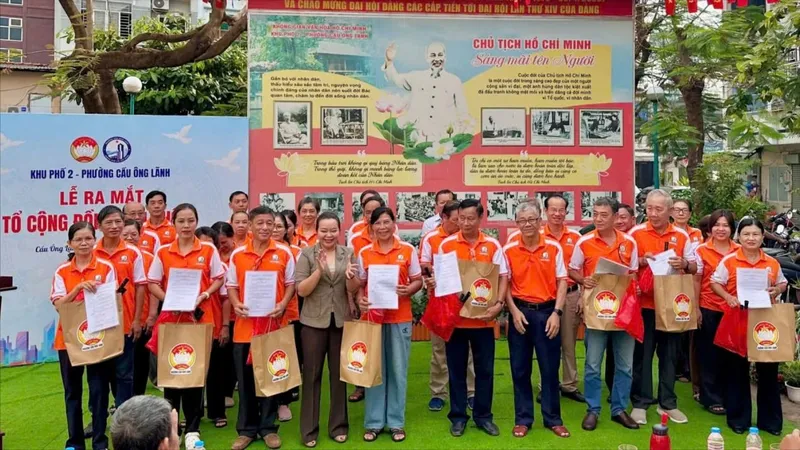 Các tổ tự quản "Đoàn kết – Văn minh – Nghĩa tình" ra mắt tại buổi lễ. Ảnh: THANH HIỀN