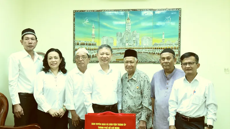 Lãnh đạo TPHCM thăm, chúc mừng Đại lễ Raya Idil Adha tại các thánh đường Hồi giáo 
