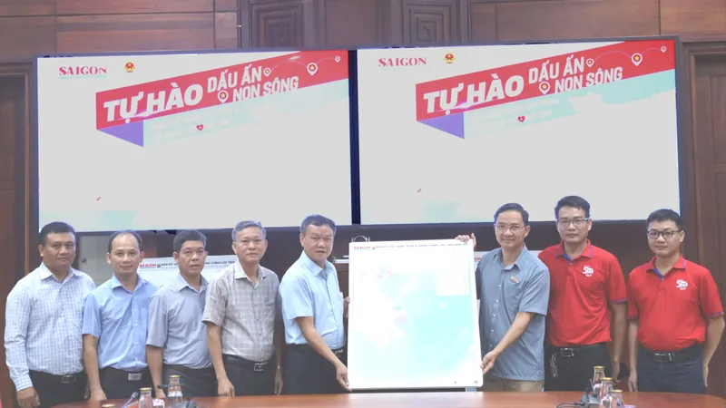 Báo SGGP trao tặng 25 bản đồ Việt Nam đến tỉnh Đắk Lắk