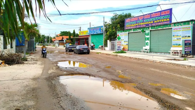 Nhếch nhác đường vào Mũi Né