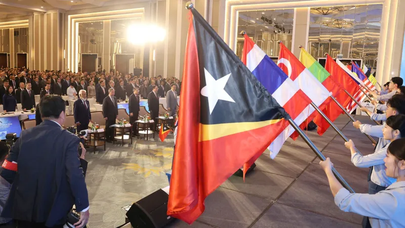 Thủ tướng Lê Minh Hưng và các đại biểu thực hiện nghi thức chào cờ ASEAN, sáng 9-6. Ảnh: QUANG PHÚC