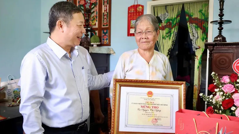 Trưởng Ban Tuyên giáo và Dân vận Thành ủy TPHCM thăm, chúc thọ nữ thương binh tròn 90 tuổi 