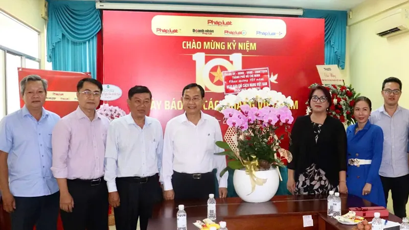 Đoàn đại biểu TPHCM thăm, chúc mừng cơ quan báo chí 