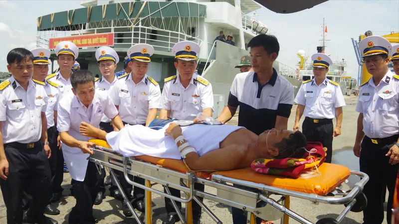 Đưa ngư dân bị tai nạn từ Trường Sa vào bờ an toàn
