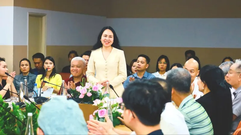 Bà Lê Hoàng Anh, Cục trưởng Cục Thương mại điện tử và Kinh tế số trao đổi thông tin tại hội thảo