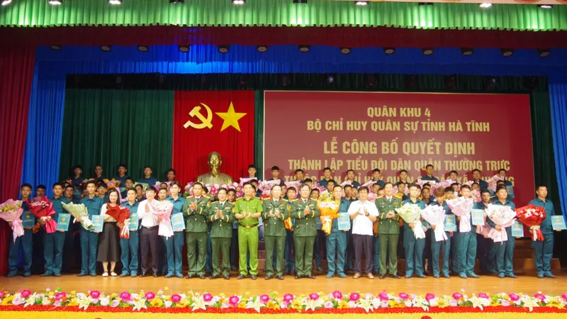 Đại biểu tặng hoa, chúc mừng 68 Tiểu đội Dân quân thường trực