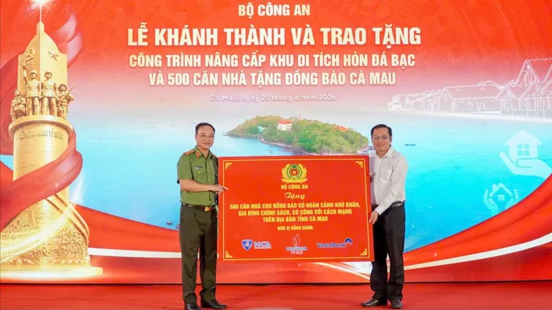 Bộ Công an khánh thành công trình nâng cấp Di tích Hòn Đá Bạc và tặng đồng bào Cà Mau 500 căn nhà