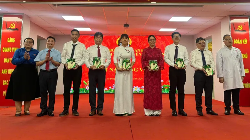 Phường An Đông kết nạp 9 đảng viên mới trong đội ngũ y tế