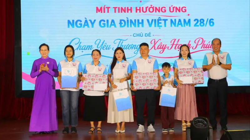 Tặng quà các gia đình tiêu biểu tham gia giao lưu tại chương trình 