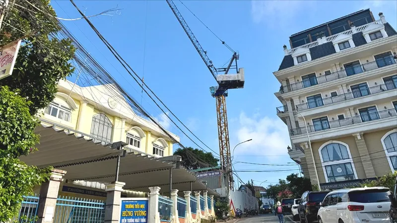 Bất an về cần trục tháp gần trường học