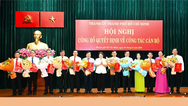 Phó Bí thư Thành ủy TPHCM Văn Thị Bạch Tuyết trao quyết định cán bộ