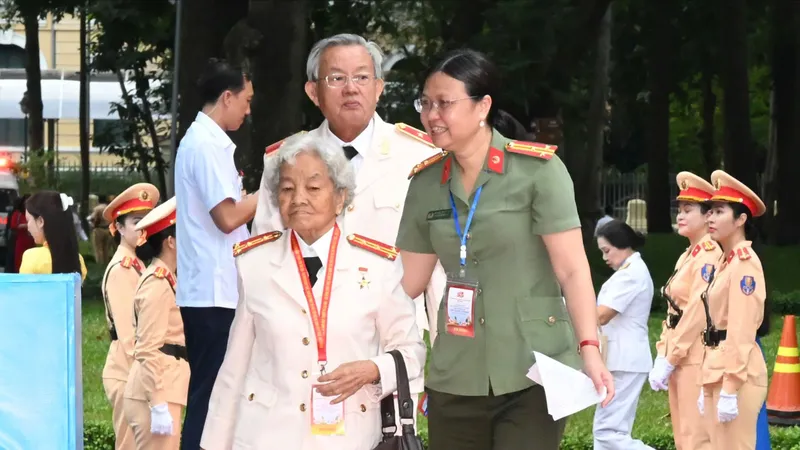 Hướng dẫn đại biểu vào Hội trường Thống nhất. Ảnh: VIỆT DŨNG