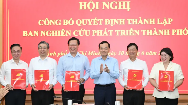 Bí thư Thành ủy, Trưởng Ban Nghiên cứu phát triển TPHCM Trần Lưu Quang trao quyết định đến các đồng chí Phó Trưởng Ban Nghiên cứu phát triển TPHCM