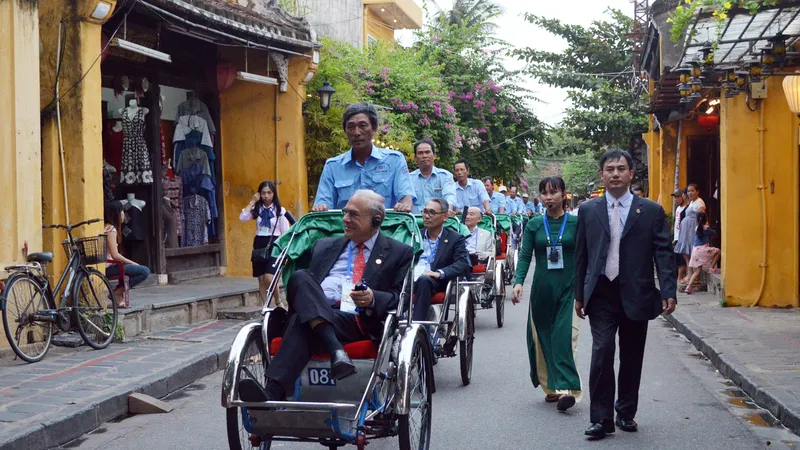 Các Bộ trưởng APEC tham quan phố cổ Hội An