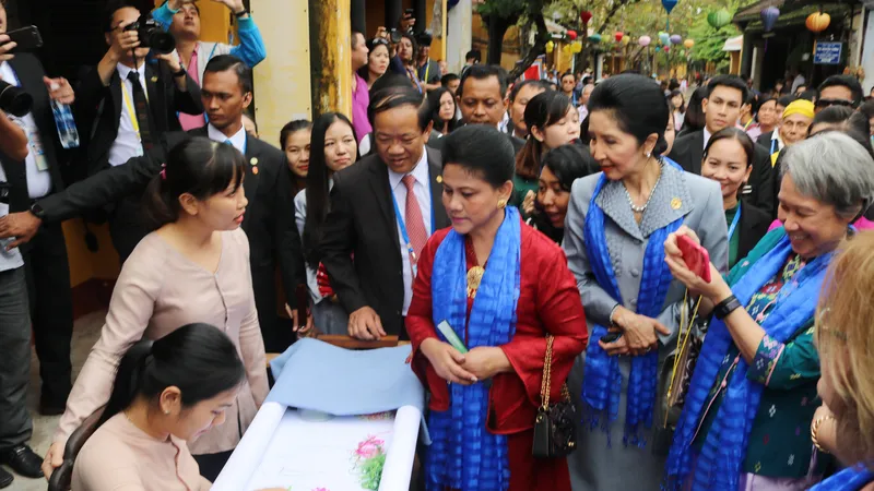 Phu nhân, phu quân các lãnh đạo nền kinh tế thành viên APEC thăm phố cổ Hội An