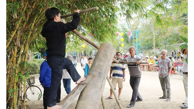 Nghề mộc làng Kim Bồng rộn ràng giỗ Tổ