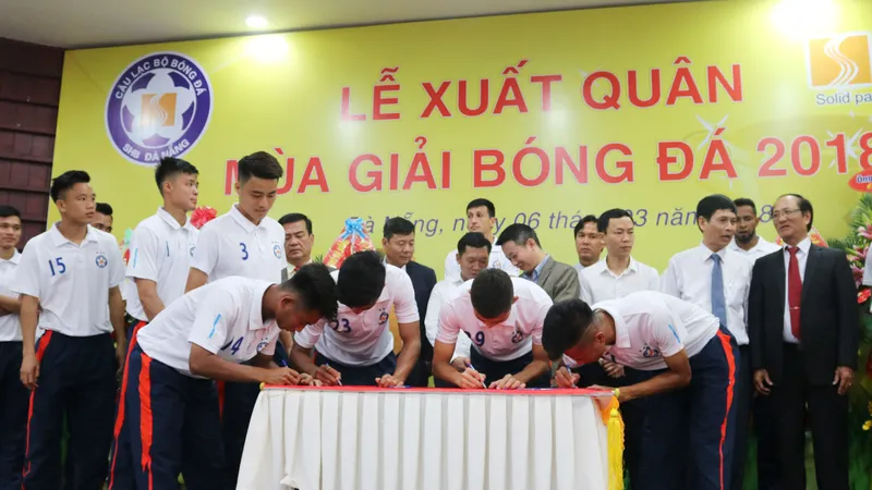 CLB bóng đá SHB xuất quân mùa giải 2018