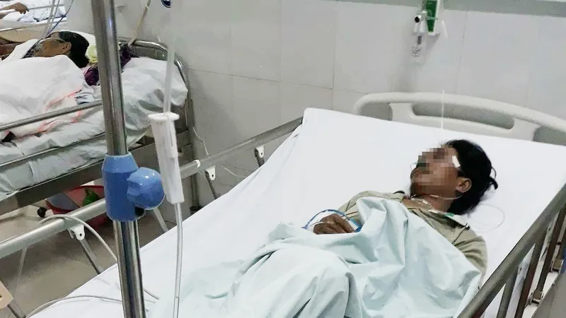 Nhiều người phải nhập viện nghi do ngộ độc rượu tại thôn Pà Păng, xã Cà Dy (huyện Nam Giang, Quảng Nam)