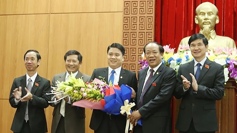 Ông Trần Văn Tân (chính giữa) chính thức trở thành Phó Chủ tịch UBND tỉnh Quảng Nam