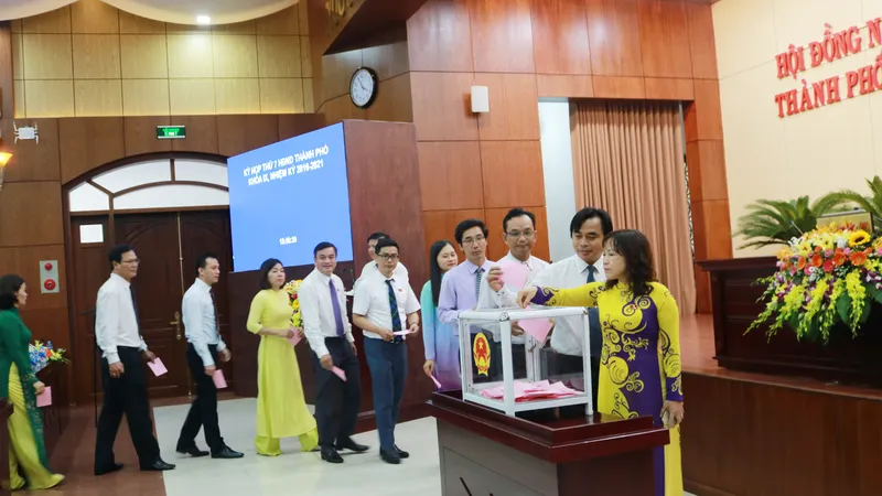 Các đại biểu tiến hành bỏ phiếu